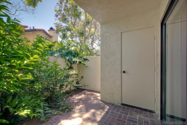4240 Porte De Palmas, San Diego CA: https://media.crmls.org/mediaz/6d7fab8c-1e97-4abf-bf07-52d60bbdb886.jpg