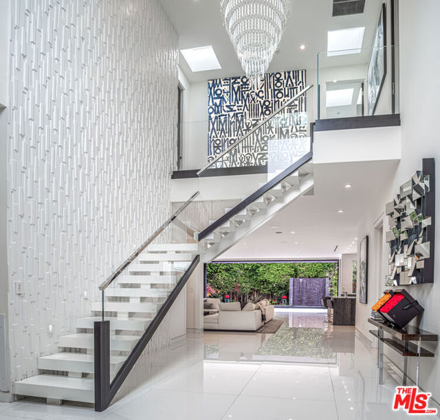 511 N Rexford Drive, Beverly Hills CA: https://media.crmls.org/mediaz/6d7facda-725b-4c86-bc28-2b2a96b36ddf.jpg