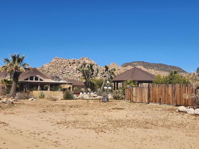 3569 Calmada Road, Pioneertown CA: https://media.crmls.org/mediaz/6d811b95-a688-4122-b234-e9e53b90a399.jpg