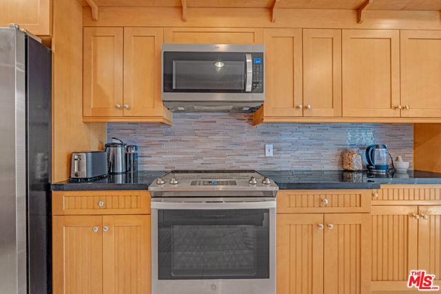 502 San Vicente Boulevard, Santa Monica CA: https://media.crmls.org/mediaz/6d813f38-ed50-4eb2-912e-f52c42c0eaaf.jpg