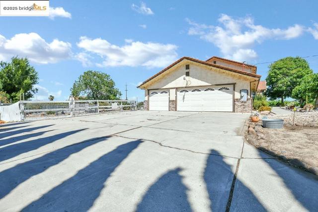1000 Vintage Drive, Oakley CA: https://media.crmls.org/mediaz/6d8197a2-974d-4ce4-b310-3f7c025688b1.jpg