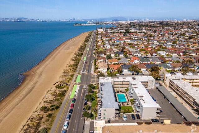 1813 Lincoln Avenue, Alameda CA: https://media.crmls.org/mediaz/6d8310be-7319-40c8-9d20-4db440a6faf6.jpg