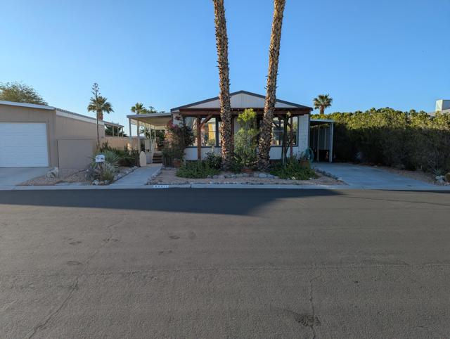 69571 Parkside Drive, Desert Hot Springs CA: https://media.crmls.org/mediaz/6d8332f1-7501-4ccc-85ac-3f2f5b957bc8.jpg