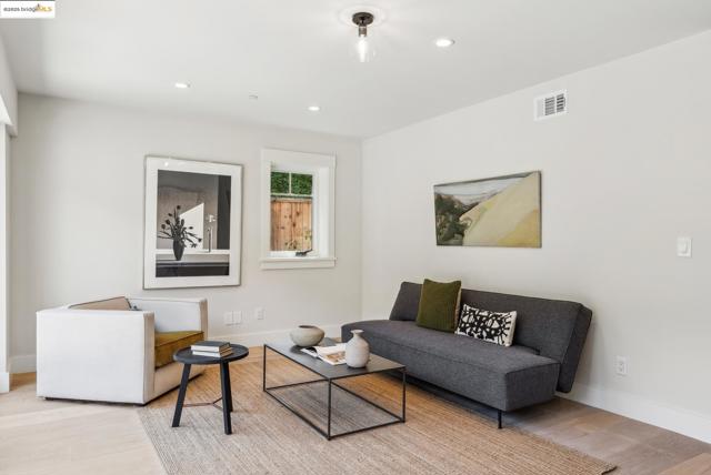 4428 Howe St, Oakland CA: https://media.crmls.org/mediaz/6d84c2ba-21b9-4f9e-8129-8666822cd13f.jpg