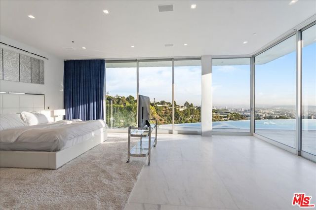 1620 Carla, Beverly Hills CA: https://media.crmls.org/mediaz/6d85518e-e70f-49fd-a7cf-fd87db0e3cad.jpg