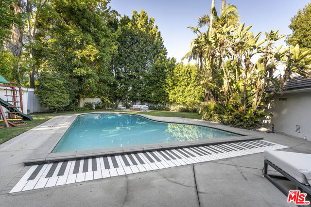 15405 Valley Vista Boulevard, Sherman Oaks CA: https://media.crmls.org/mediaz/6d85cd4d-e477-4fcf-9d1c-134f20d8d1b1.jpg