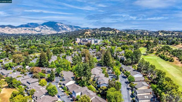 1513 Siskiyou Dr, Walnut Creek CA: https://media.crmls.org/mediaz/6d8601b9-9c09-4f0c-b546-1f78991ea5bb.jpg