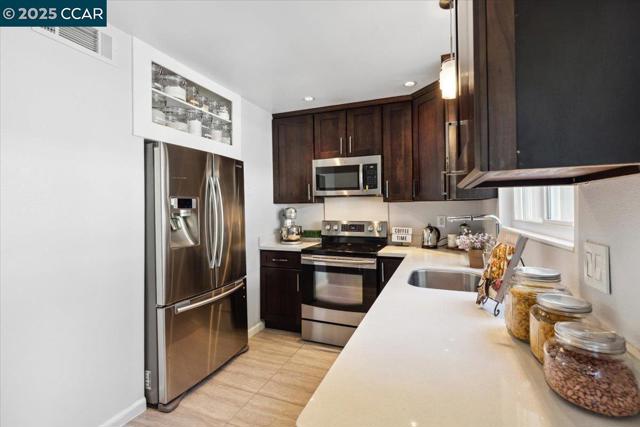 1237 Pine Creek Way, Concord CA: https://media.crmls.org/mediaz/6d8660af-bb37-454f-a47e-92373e248f2a.jpg
