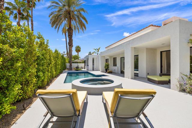49 Mission Palms E Drive, Rancho Mirage CA: https://media.crmls.org/mediaz/6d86915a-f276-4a4b-9553-2335efab2214.jpg