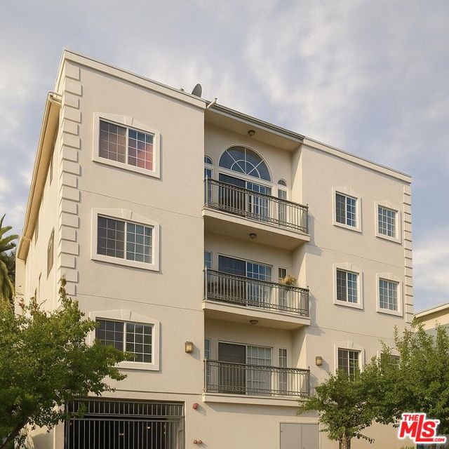 1717 Malcolm Avenue, Los Angeles CA: https://media.crmls.org/mediaz/6d87a04b-1737-4d36-bf3c-f0f430f8dc58.jpg