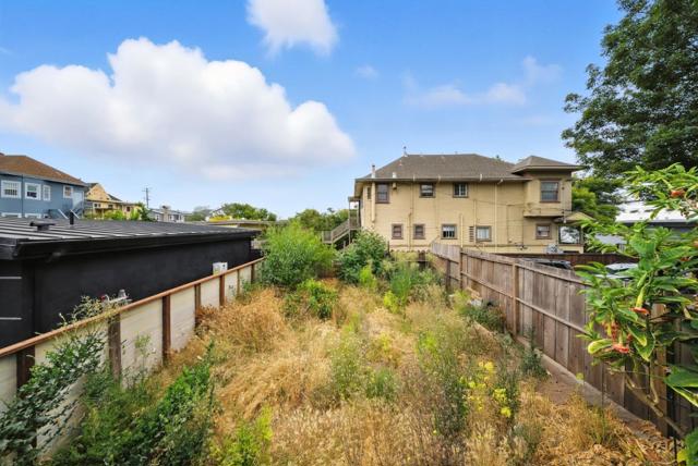 943 26th Street, Oakland CA: https://media.crmls.org/mediaz/6d88450d-34ca-4fc5-b832-3dc4d624f1f4.jpg