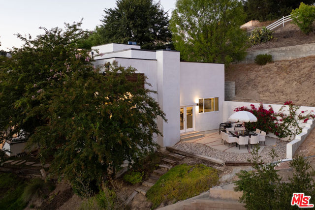 28333 Foothill Drive, Agoura Hills CA: https://media.crmls.org/mediaz/6d8a7159-696c-4f38-858e-2b88d9074c2b.jpg