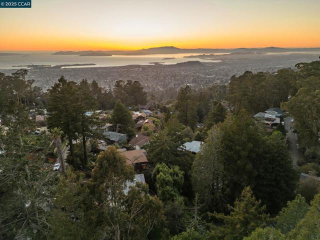 230 Fairlawn Dr, Berkeley CA: https://media.crmls.org/mediaz/6d8a9bcf-8e09-4895-8eee-87aa6a3a339a.jpg