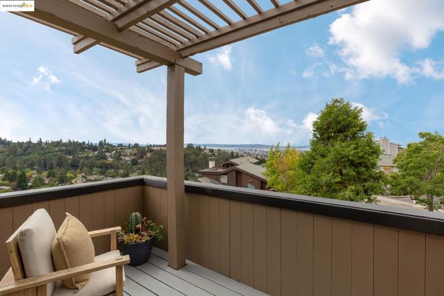 6475 Swainland Rd, Oakland CA: https://media.crmls.org/mediaz/6d8ac7b5-158e-4496-a1bb-88e5323bfbd9.jpg