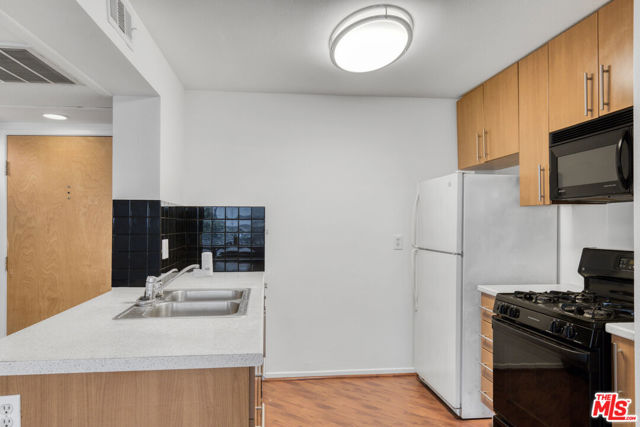 2121 Beloit Avenue, Los Angeles CA: https://media.crmls.org/mediaz/6d8b14f8-9e91-45be-946d-b600ba8700d1.jpg