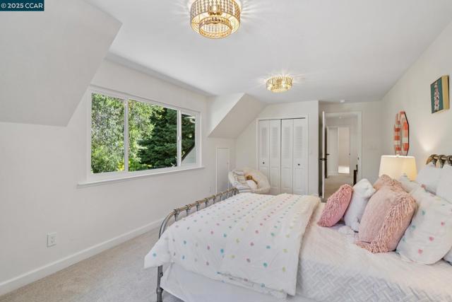 6 Greenwood Ct, Orinda CA: https://media.crmls.org/mediaz/6d8bd3cb-2282-49c5-889f-248dc5d20b1b.jpg