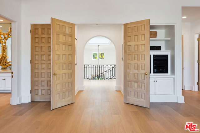 812 N Bedford Drive, Beverly Hills CA: https://media.crmls.org/mediaz/6d8c7c07-4228-47d8-b409-81af7917e29d.jpg