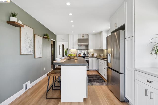 1509 Francis St, Albany CA: https://media.crmls.org/mediaz/6d8ddb01-b6dd-49f4-8bdd-3fa9a33d5919.jpg