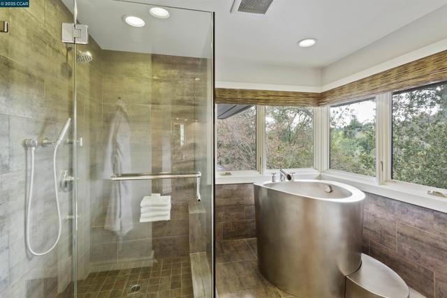 1121 Estates Dr, Lafayette CA: https://media.crmls.org/mediaz/6d8df7d7-d080-48ce-bed1-c9ec403dc460.jpg