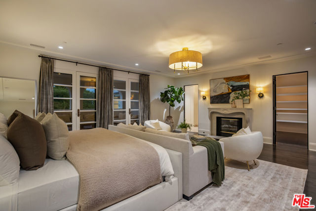 706 N Crescent Drive, Beverly Hills CA: https://media.crmls.org/mediaz/6d8e041f-8b1f-4020-b4c2-580dab4339a9.jpg