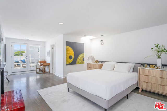 2622 2nd Street, Santa Monica CA: https://media.crmls.org/mediaz/6d8e0597-4247-465a-96f2-919a2eac62ed.jpg