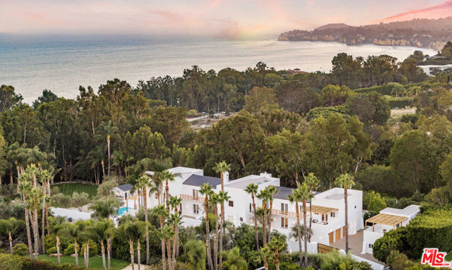 27405 Pacific Coast Highway, Malibu CA: https://media.crmls.org/mediaz/6d8ea9c7-8a30-4068-8fbe-3e255926b230.jpg