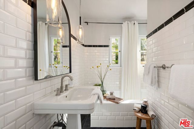 2276 La Granada Drive, Los Angeles CA: https://media.crmls.org/mediaz/6d8f22ab-be95-406b-852e-421cf671992f.jpg
