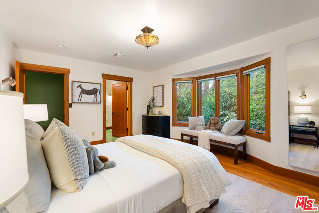 5045 Oakdale Avenue, Woodland Hills CA: https://media.crmls.org/mediaz/6d907862-213a-44c7-b066-7ef4de21514a.jpg