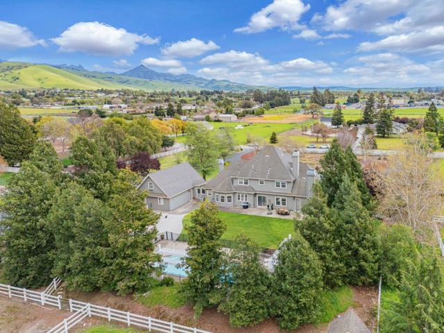 560 Tevis Trail, Hollister CA: https://media.crmls.org/mediaz/6d90d40b-1801-4cef-a843-e0f82e9c5112.jpg
