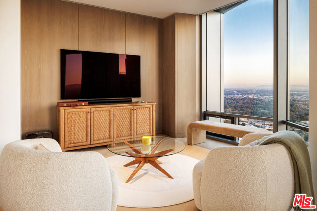 211 W Elm Court, Los Angeles CA: https://media.crmls.org/mediaz/6d941175-e2c4-4055-8b74-a21a9d09321b.jpg
