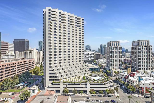 700 Front St, San Diego CA: https://media.crmls.org/mediaz/6d94813c-95e3-4693-890c-238b73c092e9.jpg