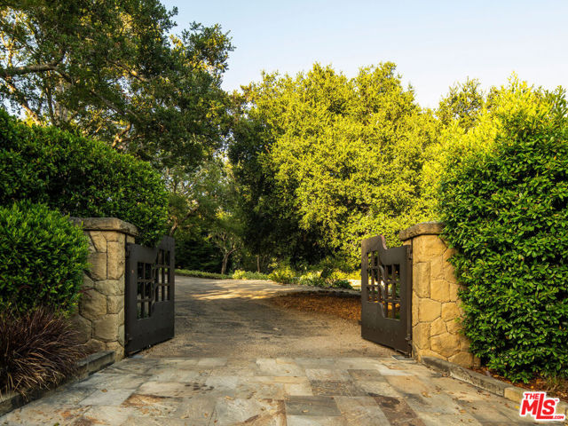 650 San Ysidro Road, Santa Barbara CA: https://media.crmls.org/mediaz/6d94d669-0014-4707-9274-14fd181b1f5a.jpg