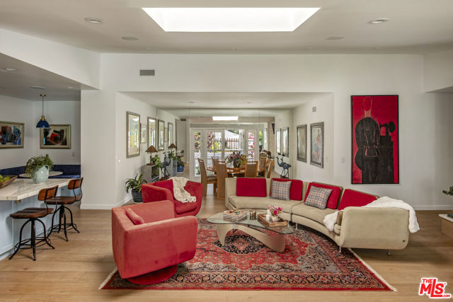 2241 Betty Lane, Beverly Hills CA: https://media.crmls.org/mediaz/6d94de47-5ba3-4c4b-9005-9117b7a30e38.jpg