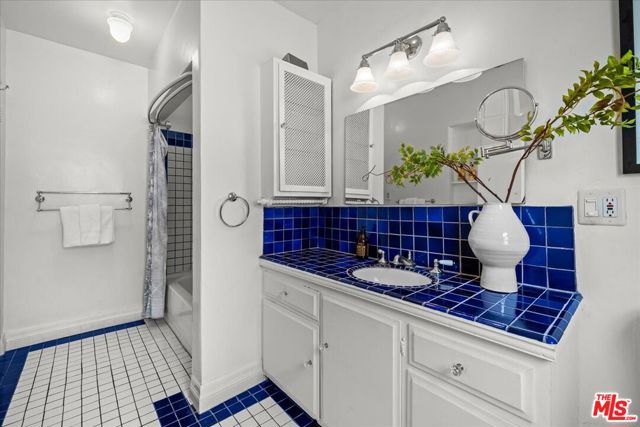 3074 Lake Hollywood Drive, Los Angeles CA: https://media.crmls.org/mediaz/6d94f4aa-55cd-43d2-975f-0bd09311f51b.jpg