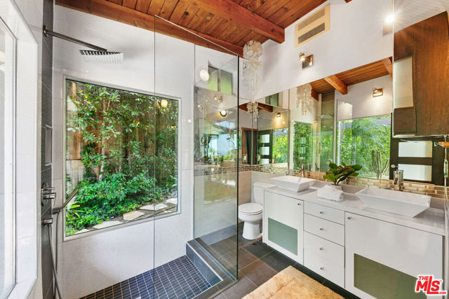 1470 N Tigertail Road, Los Angeles CA: https://media.crmls.org/mediaz/6d953875-d453-4bd6-b043-b7f1adccc00d.jpg