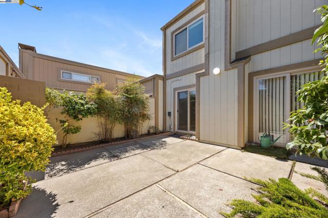 3315 Willis Lane, Alameda CA: https://media.crmls.org/mediaz/6d95eda1-145d-4eca-b1b6-d41cf16e5156.jpg