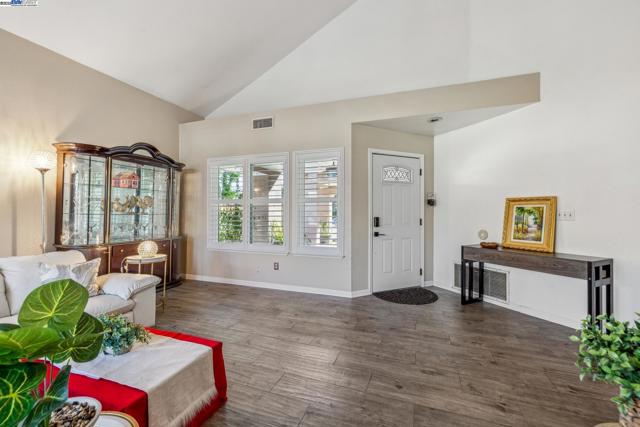 1005 Wood Thrush Ln, Tracy CA: https://media.crmls.org/mediaz/6d96031c-eae3-4fe5-a12b-8a9cda2eb9a8.jpg