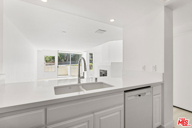 4240 Lost Hills Road, Calabasas CA: https://media.crmls.org/mediaz/6d98e9b0-a8b8-4c9f-99a5-efac374a3817.jpg