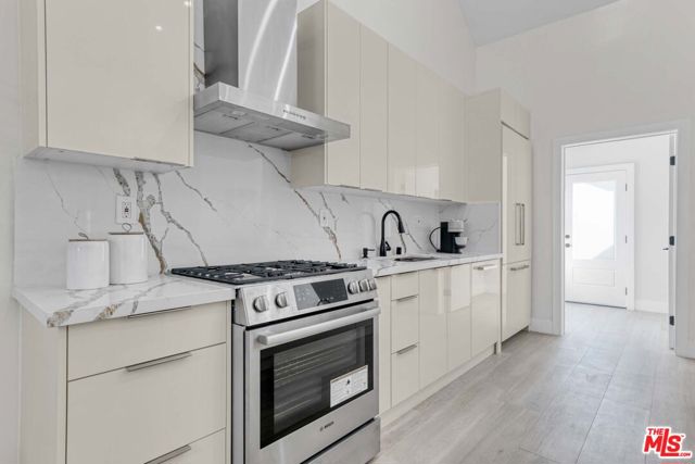 11512 La Maida Street photo 8