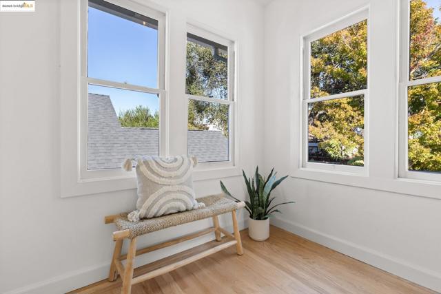 4008 Woodruff Ave, Oakland CA: https://media.crmls.org/mediaz/6d99eec6-9727-4640-9f6c-74be0591c1cf.jpg