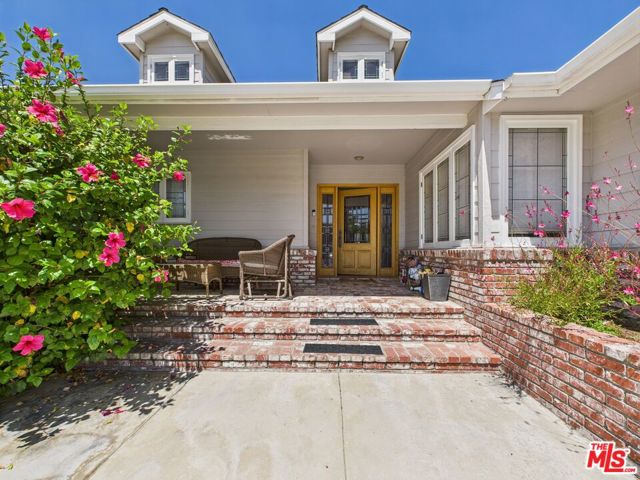 4981 Noeline Avenue, Encino CA: https://media.crmls.org/mediaz/6d9a7bb6-8995-4d82-bd15-d827d448aa4f.jpg