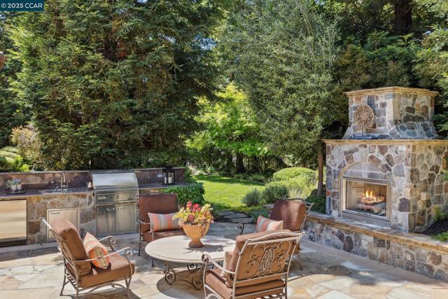 3711 Northgate Woods Court, Walnut Creek CA: https://media.crmls.org/mediaz/6d9ae49c-e2b0-4af9-ac2d-b892548e2a69.jpg