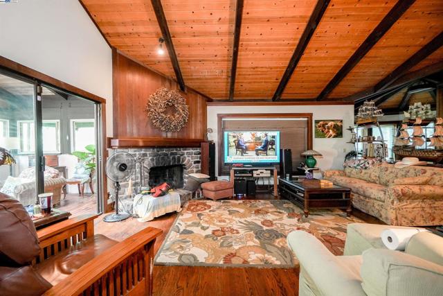 21 Red Rock Way, San Rafael CA: https://media.crmls.org/mediaz/6d9b6901-3da1-4d7d-b98f-7c48136d0cc1.jpg