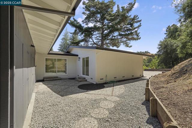 3233 Lucas Circle, Lafayette CA: https://media.crmls.org/mediaz/6d9bcad7-9119-489b-8e15-9dae083c1a33.jpg