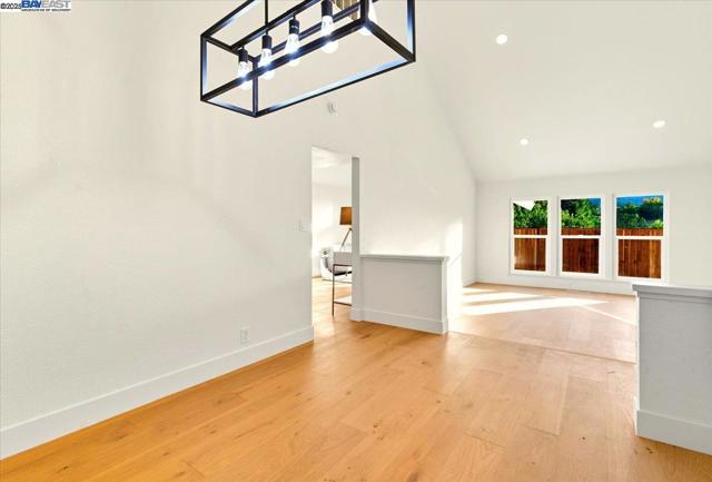 11 Paddock Ct, Pleasant Hill CA: https://media.crmls.org/mediaz/6d9d2f6f-99cb-45f1-89f1-1487bec74280.jpg
