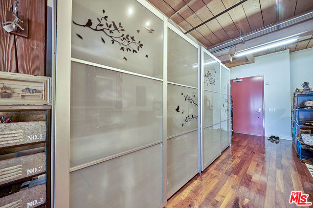 530 S Hewitt Street, Los Angeles CA: https://media.crmls.org/mediaz/6d9e7b68-11d1-47bb-9db5-1b6e35bb3367.jpg