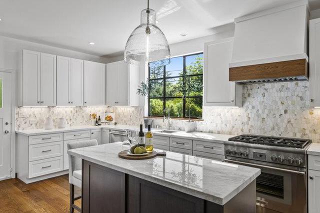 320 Jackson Street, San Mateo CA: https://media.crmls.org/mediaz/6da01303-65bd-493f-9ec9-4e641192a2cd.jpg