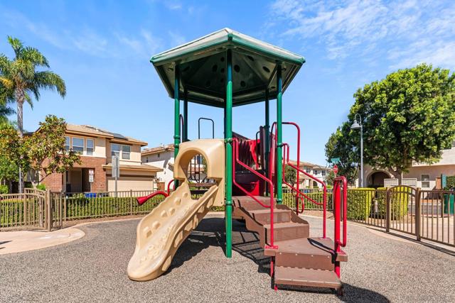 10482 Hollingsworth Way, San Diego CA: https://media.crmls.org/mediaz/6da07e47-6802-4239-b75b-4d748bb6b619.jpg