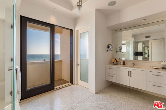 22368 Pacific Coast Highway, Malibu CA: https://media.crmls.org/mediaz/6da125e5-ed9f-4b4b-8bb0-0ef56a408b76.jpg