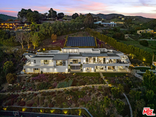 27454 Winding Way, Malibu CA: https://media.crmls.org/mediaz/6da12c44-ff76-49ee-8347-6ed711b55d39.jpg
